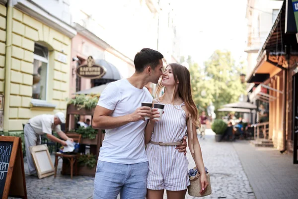 Casal Romântico Data Bebendo Cappuccino Café Xícaras Papel Rua Mulher — Fotografia de Stock