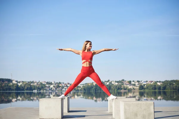 Mulher Loira Jovem Vestindo Roupa Fitness Vermelho Plataforma Concreto Pelo — Fotografia de Stock