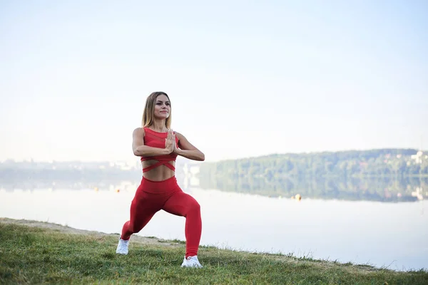 Jeune Femme Blonde Portant Des Leggings Rouges Haut Des Baskets — Photo