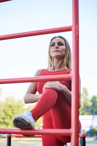 Mujer Rubia Joven Con Ropa Deportiva Roja Zapatillas Blancas Haciendo — Foto de Stock