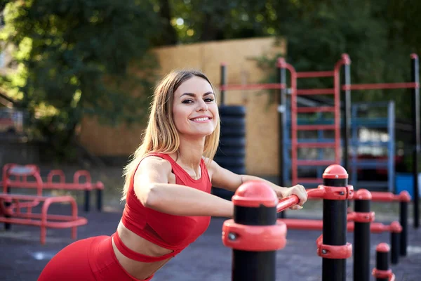 Jeune Femme Blonde Portant Une Tenue Fitness Rouge Faisant Des — Photo