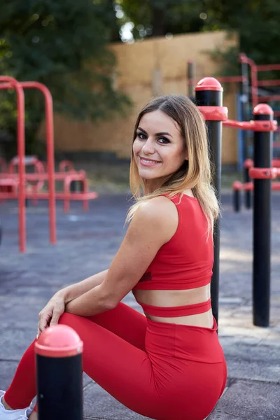 Mulher Loira Jovem Vestindo Roupa Fitness Vermelho Sentado Bar Horizontal — Fotografia de Stock