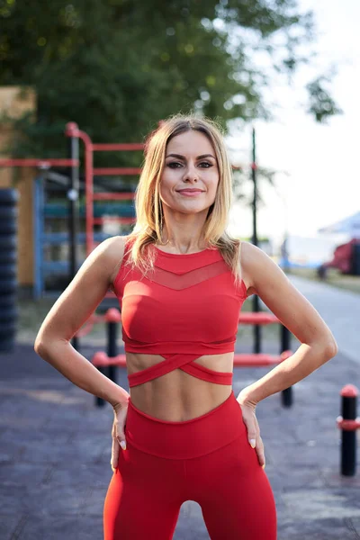 Mulher Loira Jovem Vestindo Roupa Fitness Vermelho Parque Desportivo Manhã — Fotografia de Stock