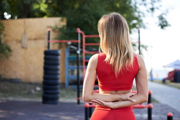 Mujer Rubia Joven Usando Traje Fitness Rojo Que Extiende Patio — Foto de Stock