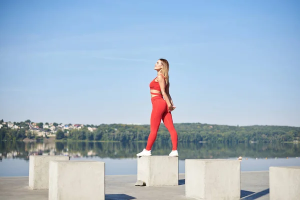 Mujer Rubia Joven Vestida Con Traje Fitness Rojo Pie Plataforma —  Fotos de Stock