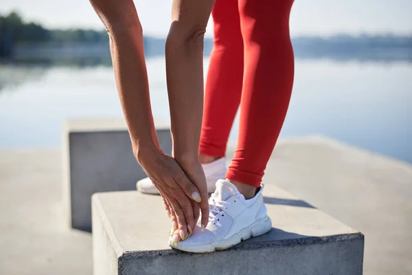 Mujer Joven Con Traje Fitness Rojo Zapatillas Blancas Que Estiran — Foto de Stock