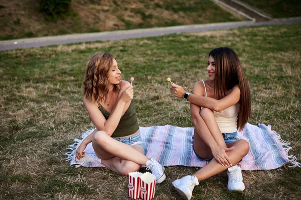 Två Systrar Som Sitter Filt Gräs Stadsparken Och Slickar Klubbor — Stockfoto