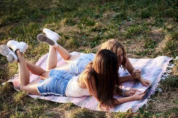 Zwei Schwestern Die Sommer Auf Einer Decke Gras Park Liegen — Stockfoto