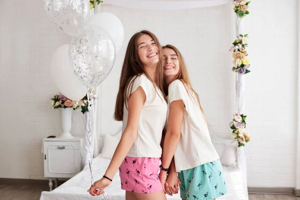 Chicas Morenas Jóvenes Vestidas Blanco Menta Pijama Rosa Celebrando Cumpleaños —  Fotos de Stock