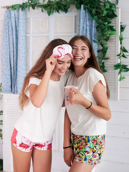 Due Giovani Ragazze Brune Che Indossano Pigiami Colorati Luminosi Divertono — Foto Stock