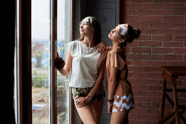 Duas Jovens Morenas Vestindo Pijama Jersey Perto Uma Grande Janela — Fotografia de Stock