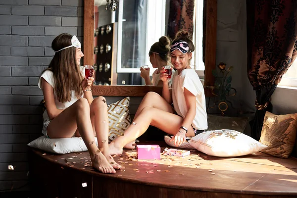 Dos Mujeres Morenas Jóvenes Vistiendo Pijamas Blancos Jersey Corto Divirtiéndose —  Fotos de Stock