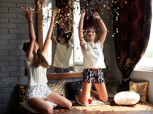 Dos Mujeres Morenas Jóvenes Vistiendo Pijamas Blancos Jersey Corto Divirtiéndose —  Fotos de Stock