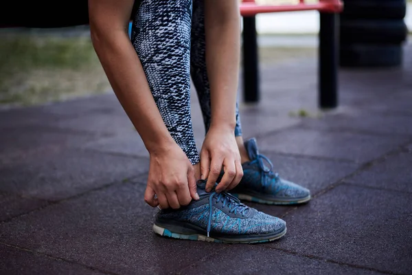 Joven Deportista Con Polainas Grises Poniéndose Zapatos Deportivos Imagen Cerca — Foto de Stock