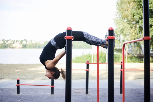 Young Brunette Woman Wearing Black Fitness Overall Doing Stretching Exercises — Stock Photo, Image