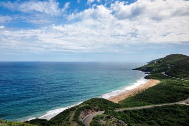 St. Kitts Adası / Saint Kitts ve Nevis - 29 Kasım 2016: Karayip denizi ve plajı gösteren yeşil dağdan güzel manzara. Nefes kesici seyahat fotoğrafı..