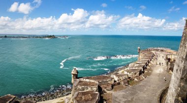 San Juan / Porto Riko - 18 Ocak 2017 San Cristobal Kalesi 'nden panoramik deniz manzarası. Tarihi bina ve turkuaz okyanus.