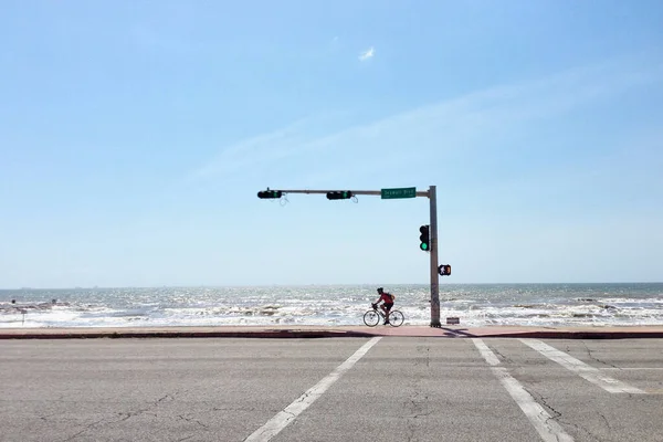 一个骑自行车的男人在海滩路旁的红绿灯旁的十字路口骑自行车 旅游度假景观 度假城镇景观 — 图库照片