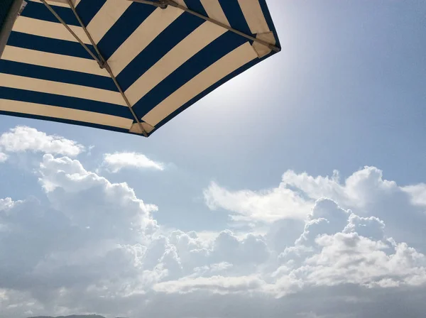 Una Parte Ombrello Blu Bianco Sul Cielo Azzurro Con Nuvole — Foto Stock