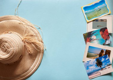 Ternopil / Ukrayna-Apr 13 2020: Hasır şapka ve renkli kartpostallar da dahil olmak üzere yaz tatili aksesuarlarının düz tablosu. Yaz tatili, seyahat, turizm konsepti.