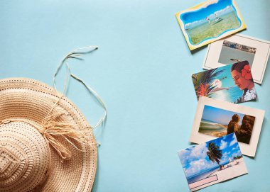 Ternopil / Ukrayna-Apr 13 2020: Hasır şapka ve renkli kartpostallar da dahil olmak üzere yaz tatili aksesuarlarının düz tablosu. Yaz tatili, seyahat, turizm konsepti.