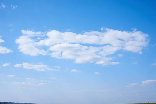 浅蓝色的天空 美丽的风景 春夏阳光明媚的自然背景 — 图库照片