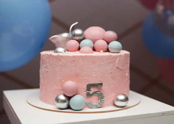 Großaufnahme Bild Von Geburtstagstorte Mit Blassrosa Zuckerguss Und Bunten Kugeln — Stockfoto