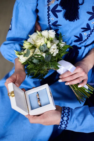 Крупный План Руки Свадебной Пары Держащей Белую Коробку Обручальными Кольцами — стоковое фото