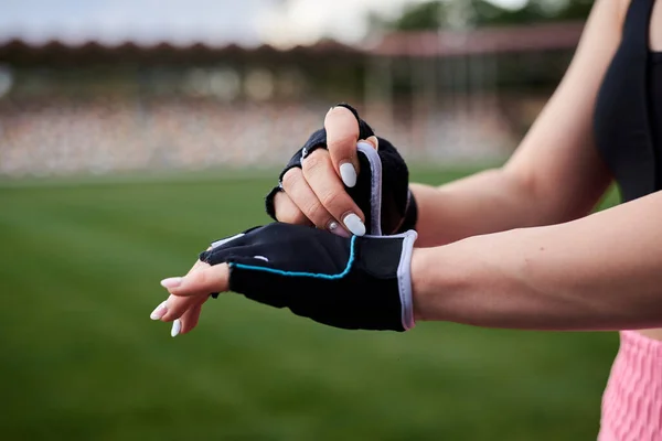 Imagen Cerca Las Manos Proceso Usar Guantes Negros Fitness Mujer — Foto de Stock