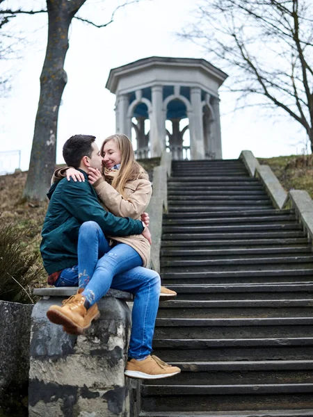 금발의 남성의 무릎에 껴안고 계단에서 키스를 있습니다 낭만적 발렌틴들의 — 스톡 사진