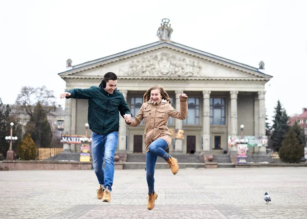 Молодая Влюбленная Пара Прыгает Воздух Перед Старым Зданием Центре Города — стоковое фото