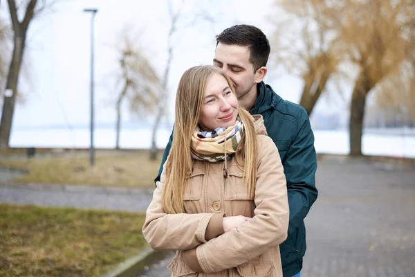 Ung Brunett Man Klädd Grön Jacka Står Bakom Ung Blond — Stockfoto