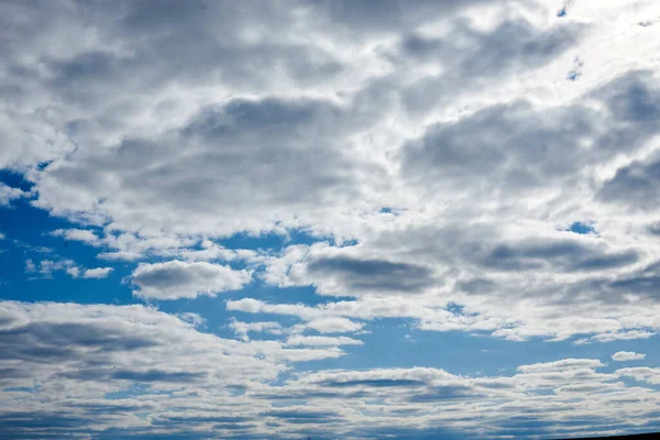 淡蓝色的天空 雨前有白云和灰云 自然保护概念 阳光明媚 天气温暖 — 图库照片