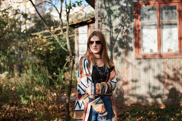 Mujer Rubia Joven Vistiendo Cárdigan Marrón Colorido Posando Frente Cabaña —  Fotos de Stock