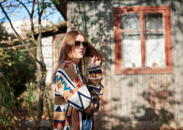 Mujer Rubia Joven Vistiendo Cárdigan Marrón Colorido Posando Frente Cabaña —  Fotos de Stock