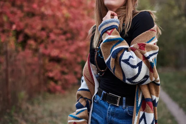 Close Portret Van Jonge Blonde Vrouw Lichaam Springen Dansen Herfst — Stockfoto