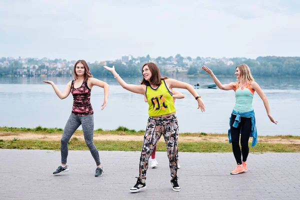 Grupo Mulheres Jovens Vestindo Roupas Esportivas Coloridas Fazendo Exercícios Zumba — Fotografia de Stock