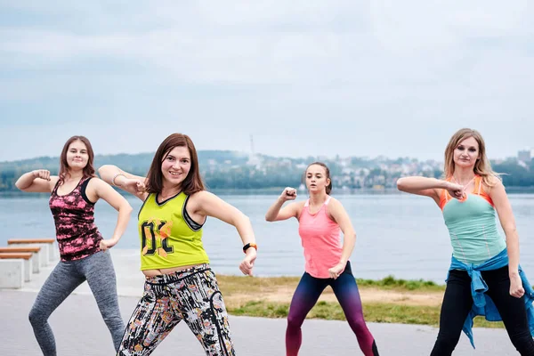 Grupo Mulheres Jovens Vestindo Roupas Esportivas Coloridas Fazendo Exercícios Zumba — Fotografia de Stock
