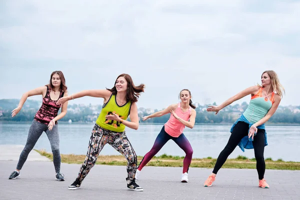 Grupo Mulheres Jovens Vestindo Roupas Esportivas Coloridas Fazendo Exercícios Zumba — Fotografia de Stock