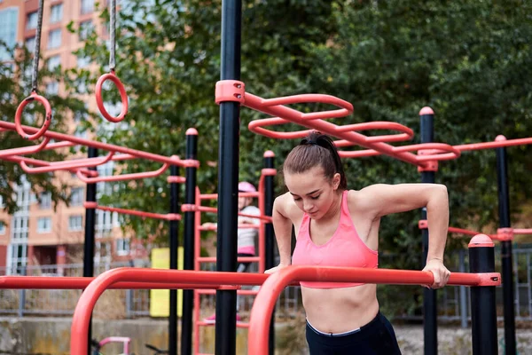 Joven Morena Fuerte Vistiendo Top Rosa Polainas Azules Haciendo Flexiones — Foto de Stock