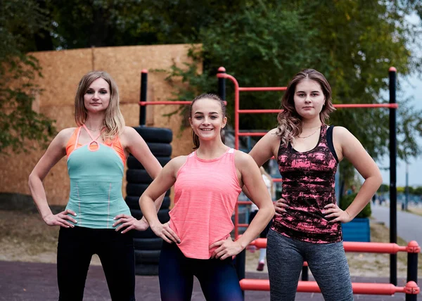 Grupo Três Mulheres Jovens Vestindo Roupas Esportivas Coloridas Fazendo Exercícios — Fotografia de Stock