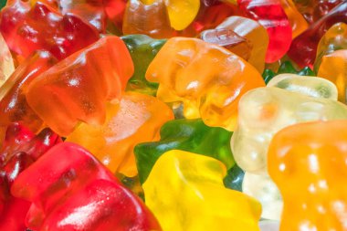 Lezzetli, renkli Gummy Bears şeker yığını. Sakızlı ayı jöle tatlılar Marco atış