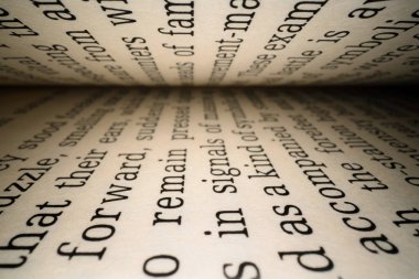 Kitap konseptinin içinde. Latin harfleri ve siyah dramatik arka plan ile açık bir kitap üzerinde kelimeler. Eğitim, bilgi kavramı