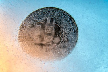 Gümüş Bitcoin, bit sikke online dijital para mavi buz dondurulmuş. Blok zinciri kavramı, kripto piyasa çökmesi. Dondurulmuş kripto para, amortisman
