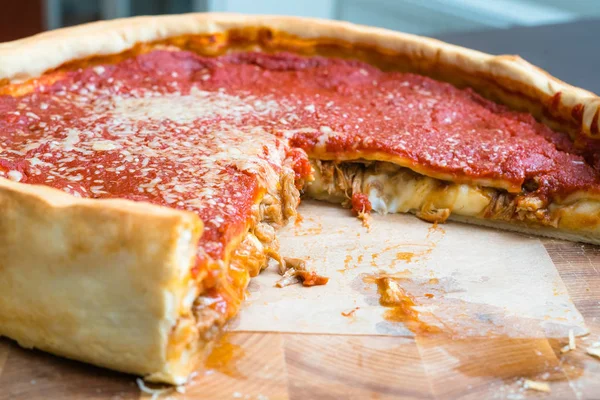 Chicago pizza üst görünümü. Chicago tarzı derin çanak İtalyan peynir Pizza domates sosu ve sığır eti içinde karşılamak