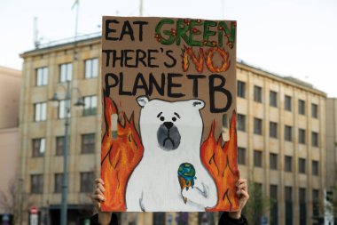 İklim değişikliğini protesto eden göstericiler, farklı kültürlerden ve iklim değişikliği için ırk mücadelesi veren gençler. Küresel ısınma ve çevre kavramı. İklim değişikliği pankartları taşıyan insanlar