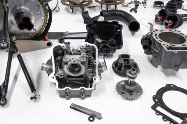 Spor araba motor parçaları masada. Araç motorunun montajı. Araba motoru parçaları. Modern güçlü araba motorunun montajı.