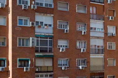 Madrid, İspanya 'da havalandırmalı ortak apartman binası. Başkentteki havalandırmalı, pencereli ve balkonlu mimari yapı
