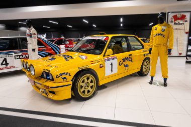 Madrid, İspanya - Aralık 2019: Teo Martin Müzesi - Msi Motor ve Spor Enstitüsü 'nde araba koleksiyonu. Pahalı yarış araçlarının eşsiz sergisi. Bina, Francisco de Vitoria Üniversitesi 'nin bir parçasıdır.