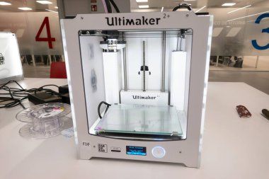 Madrid, İspanya - Aralık 2019: Ultimaker 3d yazıcısı üniversitede masada. Ofiste modern profesyonel 3D yazıcı